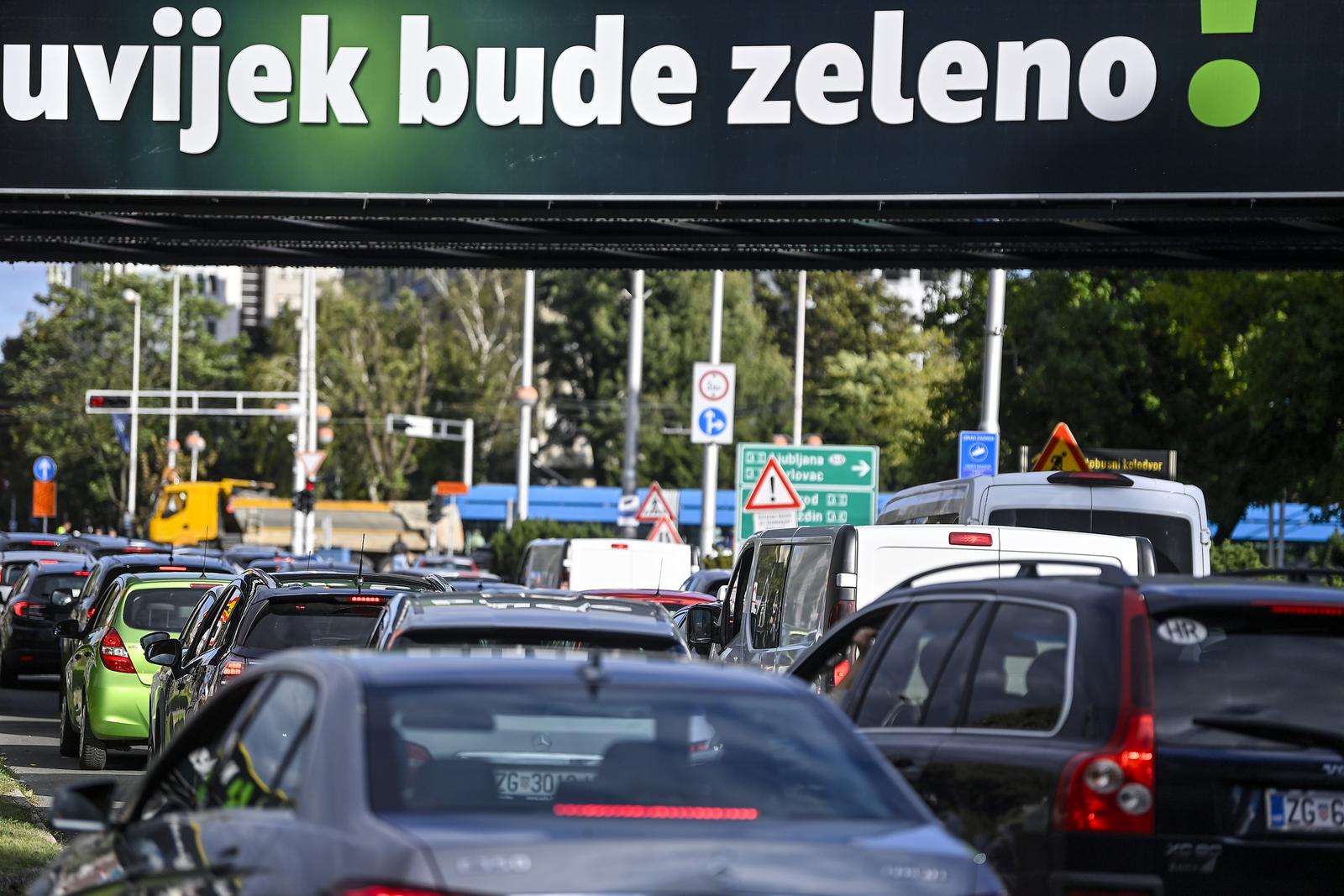 07.10.2024., Zagreb - Radovi na krizanju Ulice grada Vukovara i Savske ceste uzrokuju gust promet i povremene zastoje u tramvajskom prometu. Photo: Igor Soban/PIXSELL