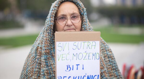 17.10.2024., Zagreb - Prosvjed "Klupa nije krevet, ulica nije dnevni boravak" u organizaciji FB inicijative "Od srca do srca za beskucnike i potrebite". Photo: Neva Zganec/PIXSELL