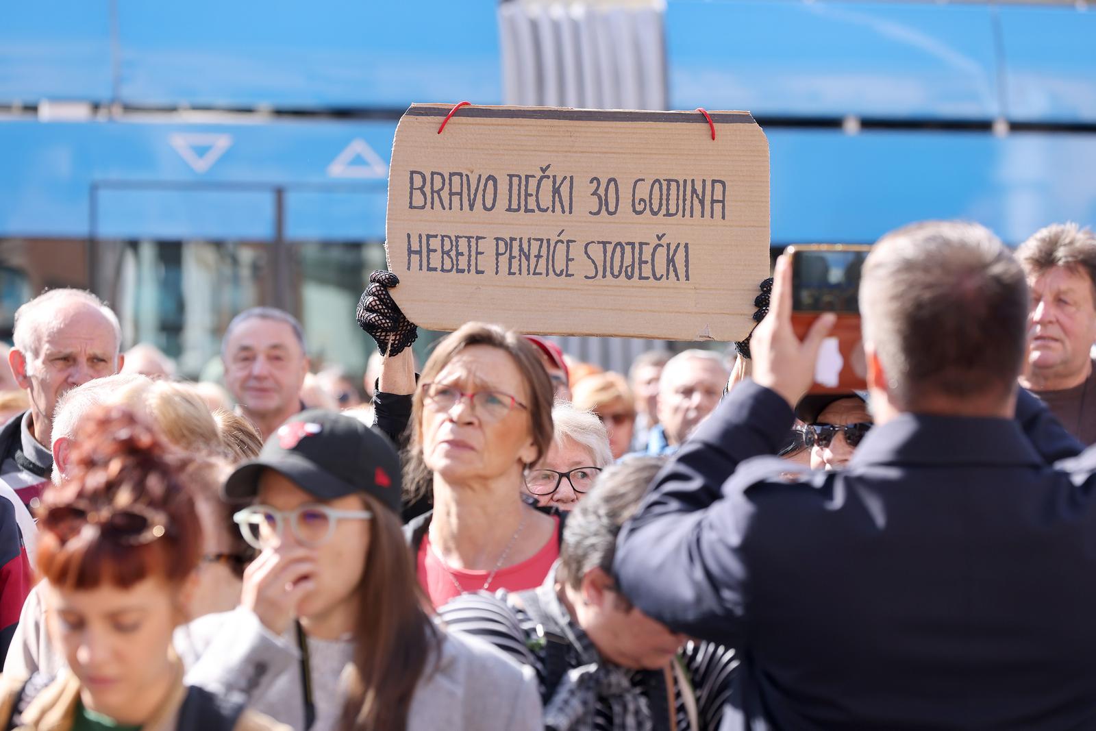 01.10.2024., Zagreb - Na Trgu bana Jelacica odrzan je prosvjed umirovljenika "Protiv siromastva" u organizaciji Bloka umirovljenici zajedno (BUZ). Photo: Patrik Macek/PIXSELL