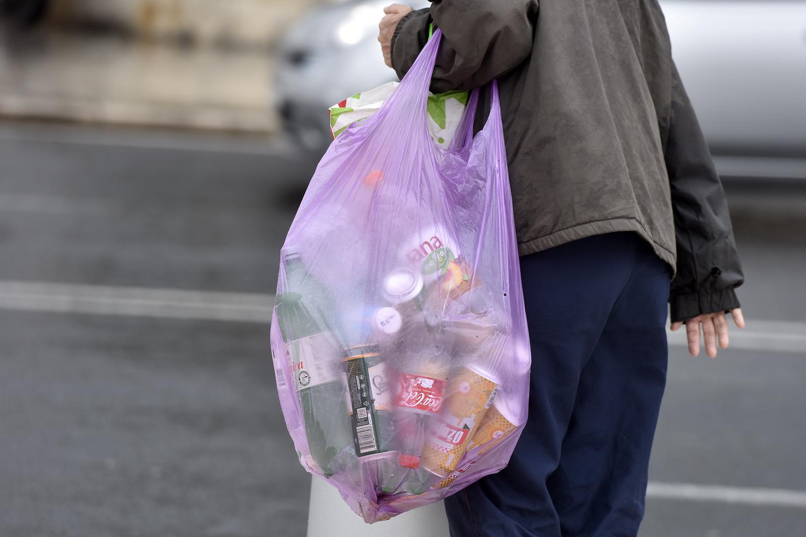 22.03.2024., Sibenik - Prikupljanje pet ambalaze za otkup. Photo: Hrvoje Jelavic/PIXSELL