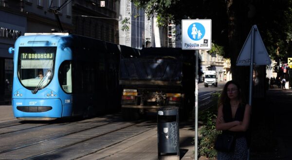 23.08.2024., Zagreb - Zbog radova na modernizaciji ispravljacke stanice Daniciceva, u subotu i nedjelju, 24. i 25. kolovoza, bit ce obustavljen tramvajski promet u sredisnjem i zapadnom dijelu grada, odnosno od Crnomerca, Ilicom, Trgom bana Josipa Jelacica i Jurisicevom, preko Zrinjevca te od Zapadnog kolodvora do Savske i Savskom cestom sjeverno od Vodnikove.
Tramvajske linije 2, 6, 9 i 14  nece prometovati, dok ce tramvaji linija 5, 8, 11, 12, 13 i 17 voziti izmijenjenim trasama.  Umjesto tramvaja, zonom obustavljenog tramvajskog prometa, uspostavljaju se dvije izvanredne autobusne linije. Photo: Patrik Macek/PIXSELL