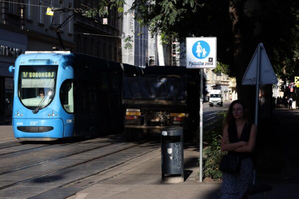 23.08.2024., Zagreb - Zbog radova na modernizaciji ispravljacke stanice Daniciceva, u subotu i nedjelju, 24. i 25. kolovoza, bit ce obustavljen tramvajski promet u sredisnjem i zapadnom dijelu grada, odnosno od Crnomerca, Ilicom, Trgom bana Josipa Jelacica i Jurisicevom, preko Zrinjevca te od Zapadnog kolodvora do Savske i Savskom cestom sjeverno od Vodnikove.
Tramvajske linije 2, 6, 9 i 14  nece prometovati, dok ce tramvaji linija 5, 8, 11, 12, 13 i 17 voziti izmijenjenim trasama.  Umjesto tramvaja, zonom obustavljenog tramvajskog prometa, uspostavljaju se dvije izvanredne autobusne linije. Photo: Patrik Macek/PIXSELL