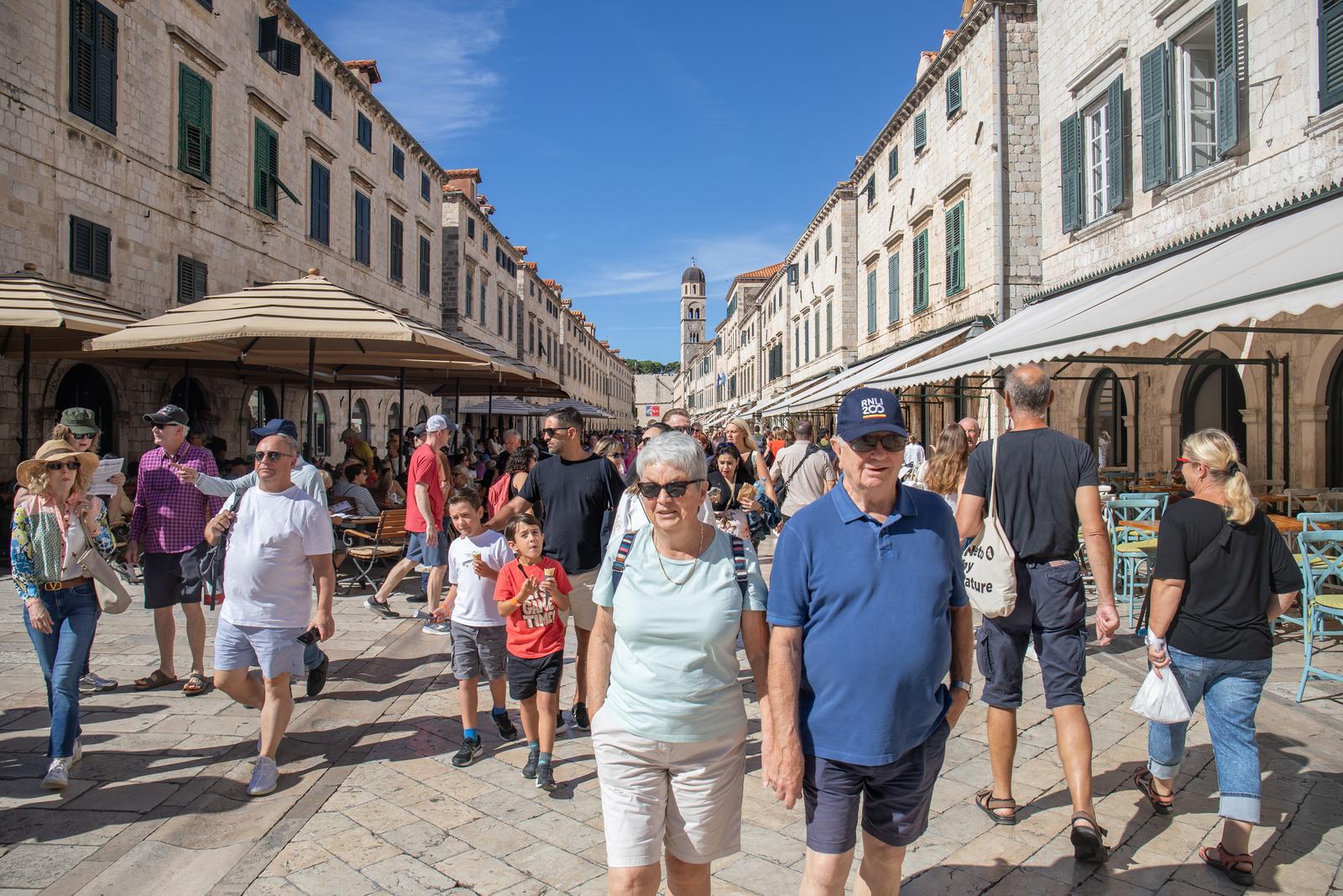 07.10.2024., Stara Gradska jezgra, Dubrovnik - Prepuna gradska jezgra. Velik broj turista u obilasku gradskih znamenitosti.
PHOTO: Grgo Jelavic/PIXSELL
 Photo: Grgo Jelavic/PIXSELL