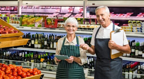 Smiling senior workers with clipboard in supermarket,Image: 279953145, License: Royalty-free, Restrictions: , Model Release: yes, Credit line: - / Wavebreak / Profimedia