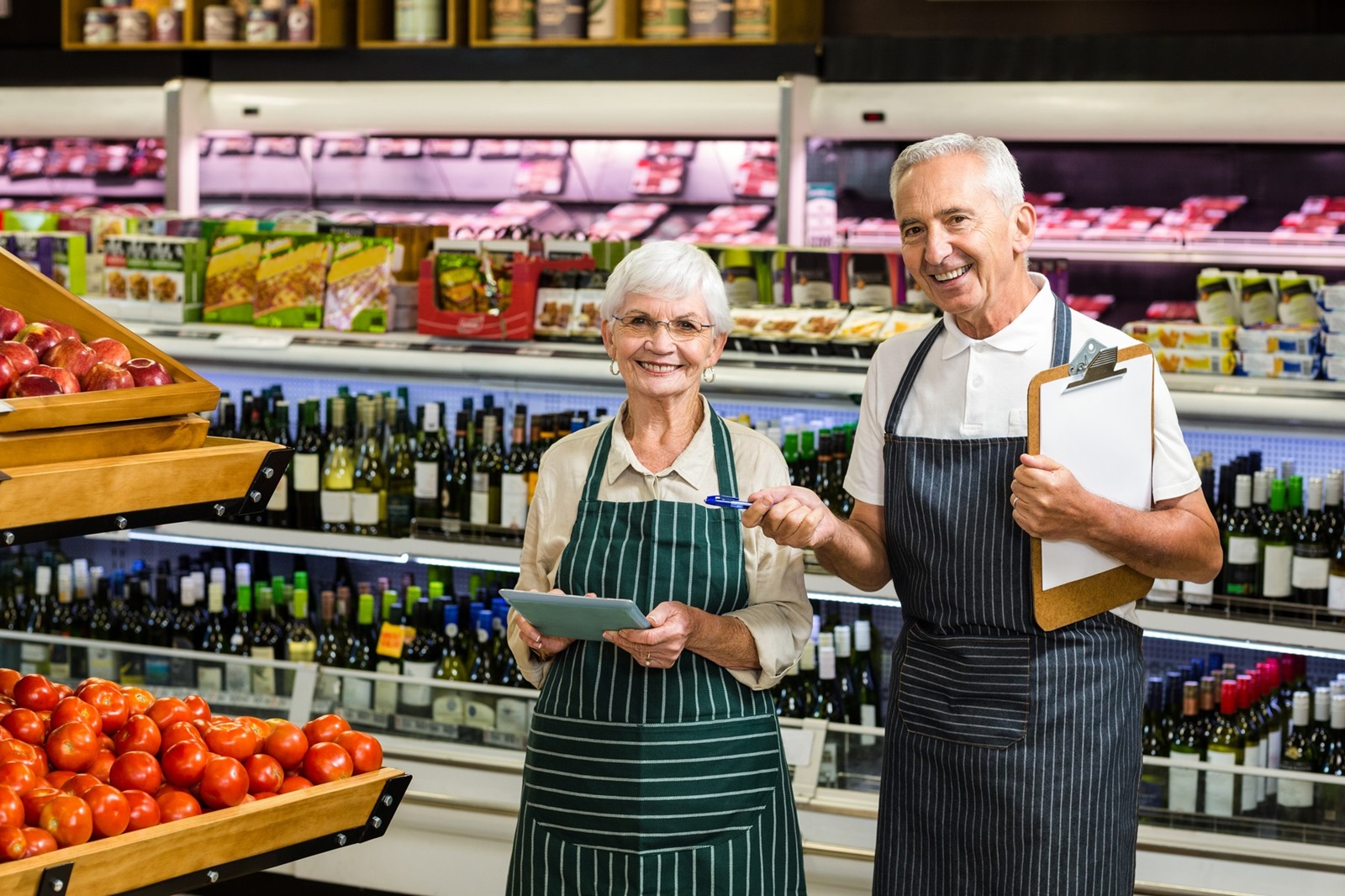 Smiling senior workers with clipboard in supermarket,Image: 279953145, License: Royalty-free, Restrictions: , Model Release: yes, Credit line: - / Wavebreak / Profimedia