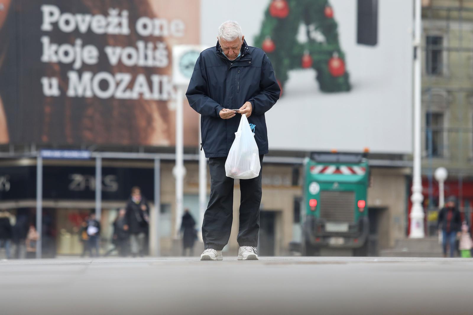 17.02.2021., Zagreb - Danas pocinje prva isplata nacionalne naknade za starije osobe za sijecanj 2021. korisnicima racuna otvorenih u poslovnim bankama. U prvoj isplati nacionalnu naknadu za starije osobe dobit ce 3091 korisnik (64,54 posto zena i 35,46 posto muskaraca), za sto je osigurano 2,2 milijuna kuna iz drzavnog proracuna. Pravo na nacionalnu naknadu za starije osobe moze ostvariti hrvatski drzavljanin koji je navršio 65 godina zivota s prebivalistem na podrucju RH u neprekidnom trajanju od 20 godina. Najvise korisnika dolazi iz Vukovarsko-srijemske zupanije, Osjecko-baranjske, Zagrebacke, Grada Zagreba i Koprivnicko-krizevacke zupanije.rPhoto: Patrik Macek/PIXSELL