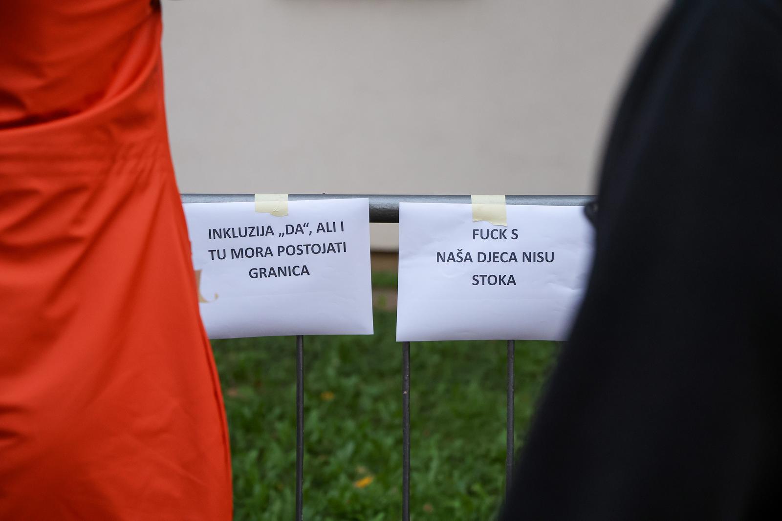 22.10.2024., Zagreb - Veliki prosvjed roditelja ispred skole u koju ide problematicni djecak. Photo: Matija Habljak/PIXSELL