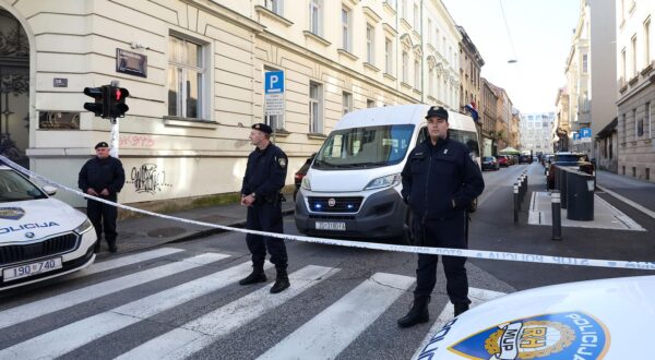 12.10.2024., Zagreb - Pri bijegu u ukradenom automobilu muskarac se sudario s kombijem, a na koncu je automobilom udario u zid zgrade u Dalmatinskoj ulici. Pri bijegu muskarac je ozlijedio jednog policaja. Dalmatinska ulica je blokirana, a policijski ocevid je u tijeku. Photo: Goran Stanzl/PIXSELL