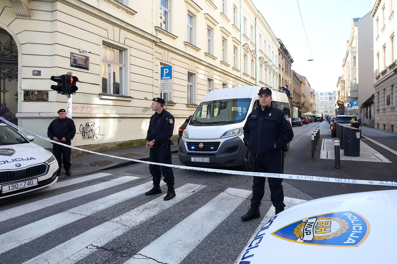 12.10.2024., Zagreb - Pri bijegu u ukradenom automobilu muskarac se sudario s kombijem, a na koncu je automobilom udario u zid zgrade u Dalmatinskoj ulici. Pri bijegu muskarac je ozlijedio jednog policaja. Dalmatinska ulica je blokirana, a policijski ocevid je u tijeku. Photo: Goran Stanzl/PIXSELL