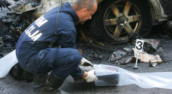 09.10.2006., Zagreb - U naselju Ravnice automobil Damira Skare izgorio je zbog podmetnutog pozara. Osim njegovog automobila, izgorio je i auto od njegove supruge te dva automobila na parkiralistu. Photo: Zeljko Lukunic/PIXSELL