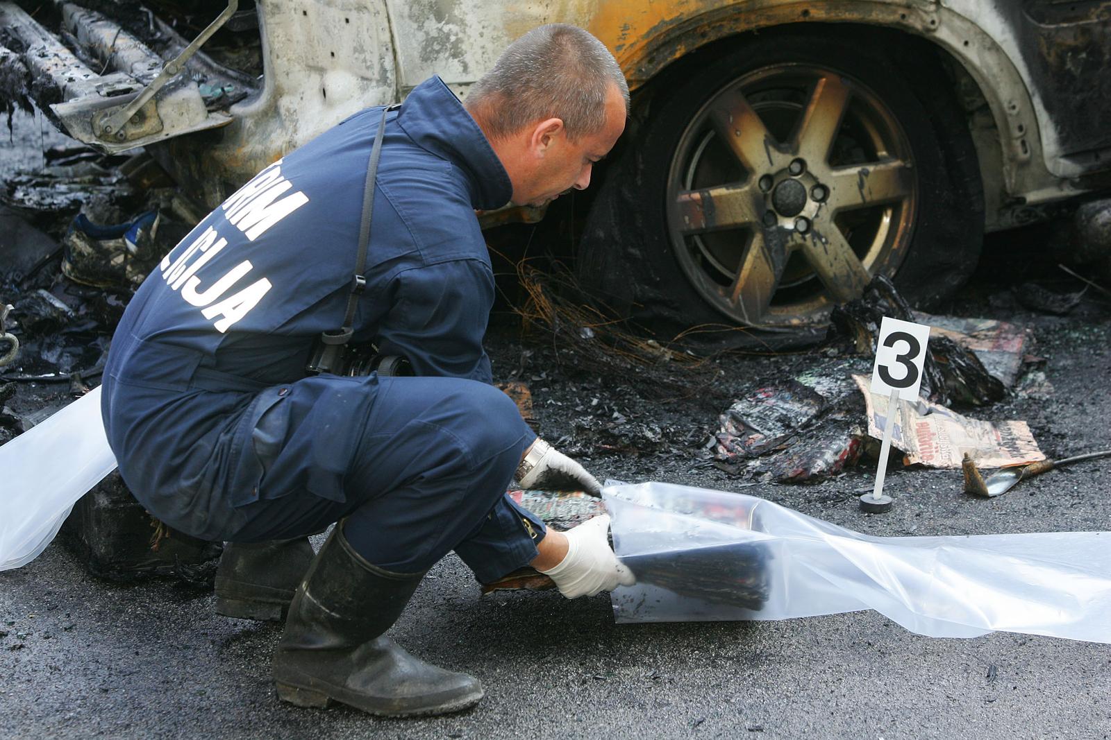 09.10.2006., Zagreb - U naselju Ravnice automobil Damira Skare izgorio je zbog podmetnutog pozara. Osim njegovog automobila, izgorio je i auto od njegove supruge te dva automobila na parkiralistu. Photo: Zeljko Lukunic/PIXSELL