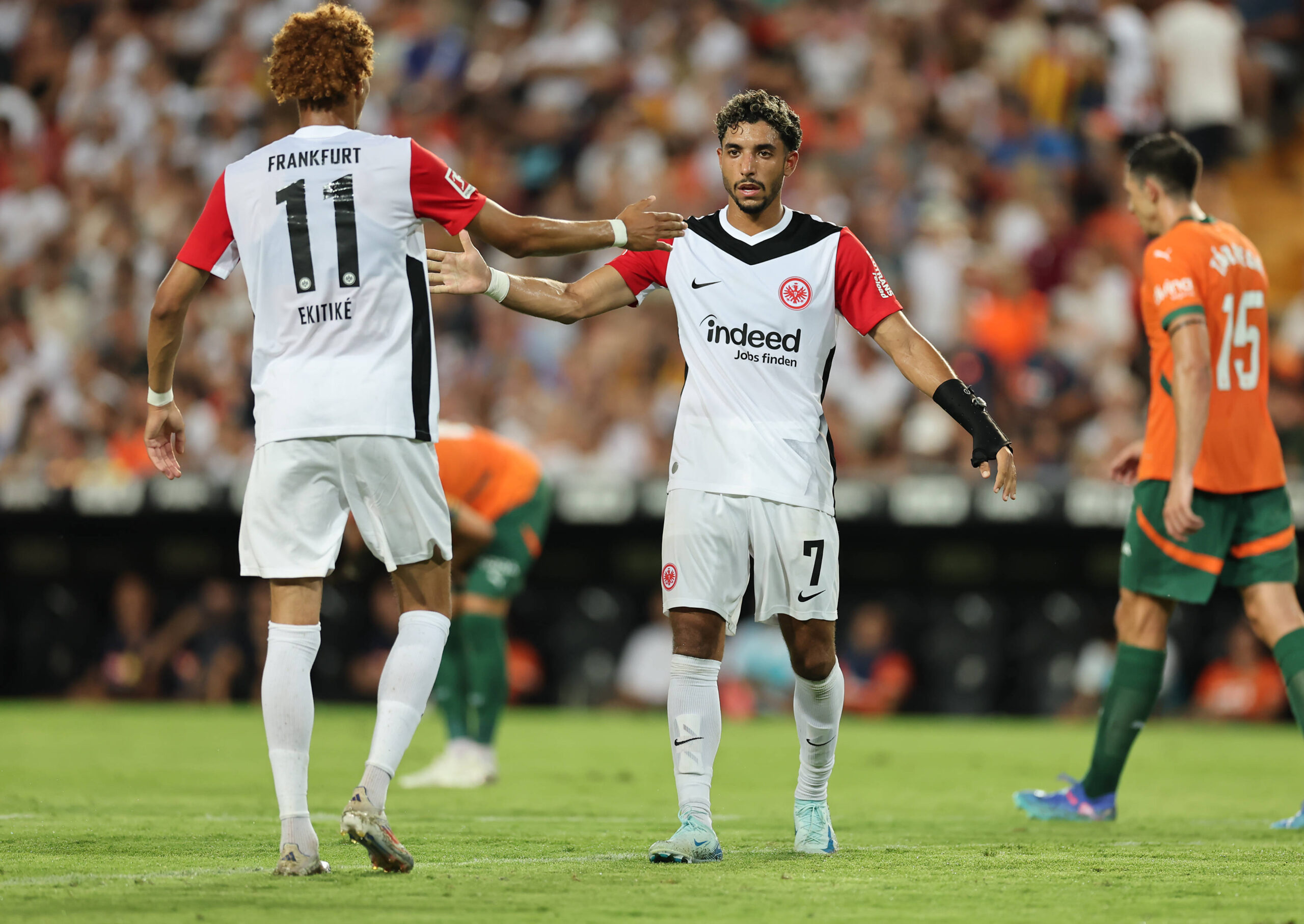 10.08.2024, Fussball Testspiel, Trofeu Taronja, Valencia CF - Eintracht Frankfurt, v.l., Hugo Ekitike Eintracht Frankfurt, Omar Marmoush Eintracht Frankfurt jubelnd / bejubelt / jubelt / jubeln DFL/DFB REGULATIONS PROHIBIT ANY USE OF PHOTOGRAPHS AS IMAGE SEQUENCES AND/OR QUASI-VIDEO. xdcx *** 10 08 2024, Football test match, Trofeu Taronja, Valencia CF Eintracht Frankfurt, v l , Hugo Ekitike Eintracht Frankfurt , Omar Marmoush Eintracht Frankfurt jubilantly cheering jubilantly cheering DFL DFB REGULATIONS PROHIBIT ANY USE OF PHOTOGRAPHS AS IMAGE SEQUENCES AND OR QUASI VIDEO xdcx Copyright: HMBxMedia