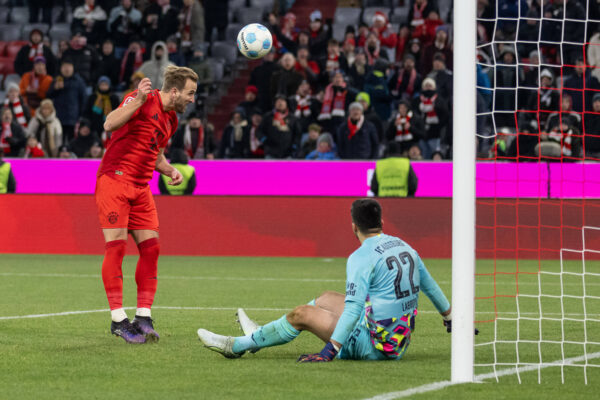 Sport Bilder des Tages Harry Kane FC Bayern Muenchen, 9 bei seinem Tor zum 3:0 gegen Nediljko Labrovic Torwart, FC Augsburg, 22. GER, FC Bayern Muenchen gegen FC Augsburg, Fussball, Bundesliga, 11. Spieltag, Spielzeit 2024/2025, 22.11.2024. DFL DFB REGULATIONS PROHIBIT ANY USE OF PHOTOGRAPHS as IMAGE SEQUENCES and or QUASI-VIDEO. GER, FC Bayern Muenchen gegen FC Augsburg, Fussball, Bundesliga, 11. Spieltag, Spielzeit 2024/2025, 22.11.2024. Muenchen *** Harry Kane FC Bayern Muenchen, 9 on his goal for 3 0 against Nediljko Labrovic Goalkeeper, FC Augsburg, 22 GER, FC Bayern Muenchen vs FC Augsburg, Football, Bundesliga, Matchday 11, Season 2024 2025, 22 11 2024 DFL DFB REGULATIONS PROHIBIT ANY USE OF PHOTOGRAPHS as IMAGE SEQUENCES and or QUASI VIDEO GER, FC Bayern Muenchen vs FC Augsburg, Football, Bundesliga, Matchday 11, Season 2024 2025, 22 11 2024 Muenchen Copyright: xEibner-Pressefoto/HeikexFeinerx EP_HFR