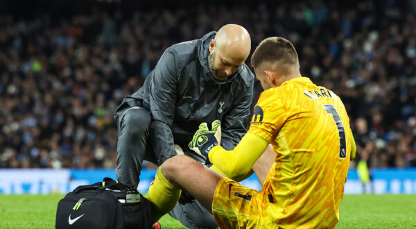 Premier League Manchester City v Tottenham Hotspur Guglielmo Vicario of Tottenham Hotspur receives treatment during the Premier League match Manchester City vs Tottenham Hotspur at Etihad Stadium, Manchester, United Kingdom, 23rd November 2024 Photo by Mark Cosgrove/News Images Copyright: xMarkxCosgrove/NewsxImagesx