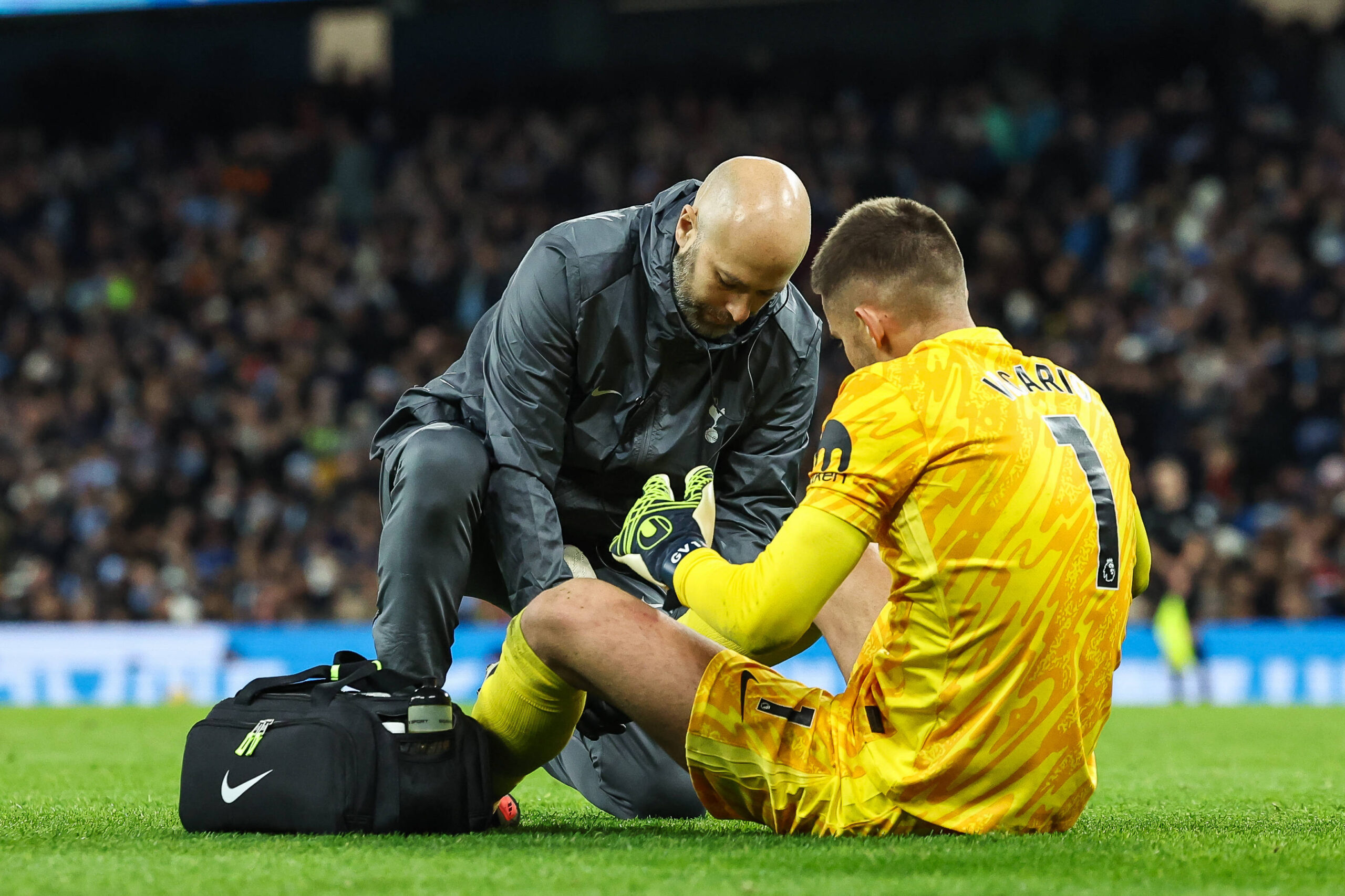 Premier League Manchester City v Tottenham Hotspur Guglielmo Vicario of Tottenham Hotspur receives treatment during the Premier League match Manchester City vs Tottenham Hotspur at Etihad Stadium, Manchester, United Kingdom, 23rd November 2024 Photo by Mark Cosgrove/News Images Copyright: xMarkxCosgrove/NewsxImagesx