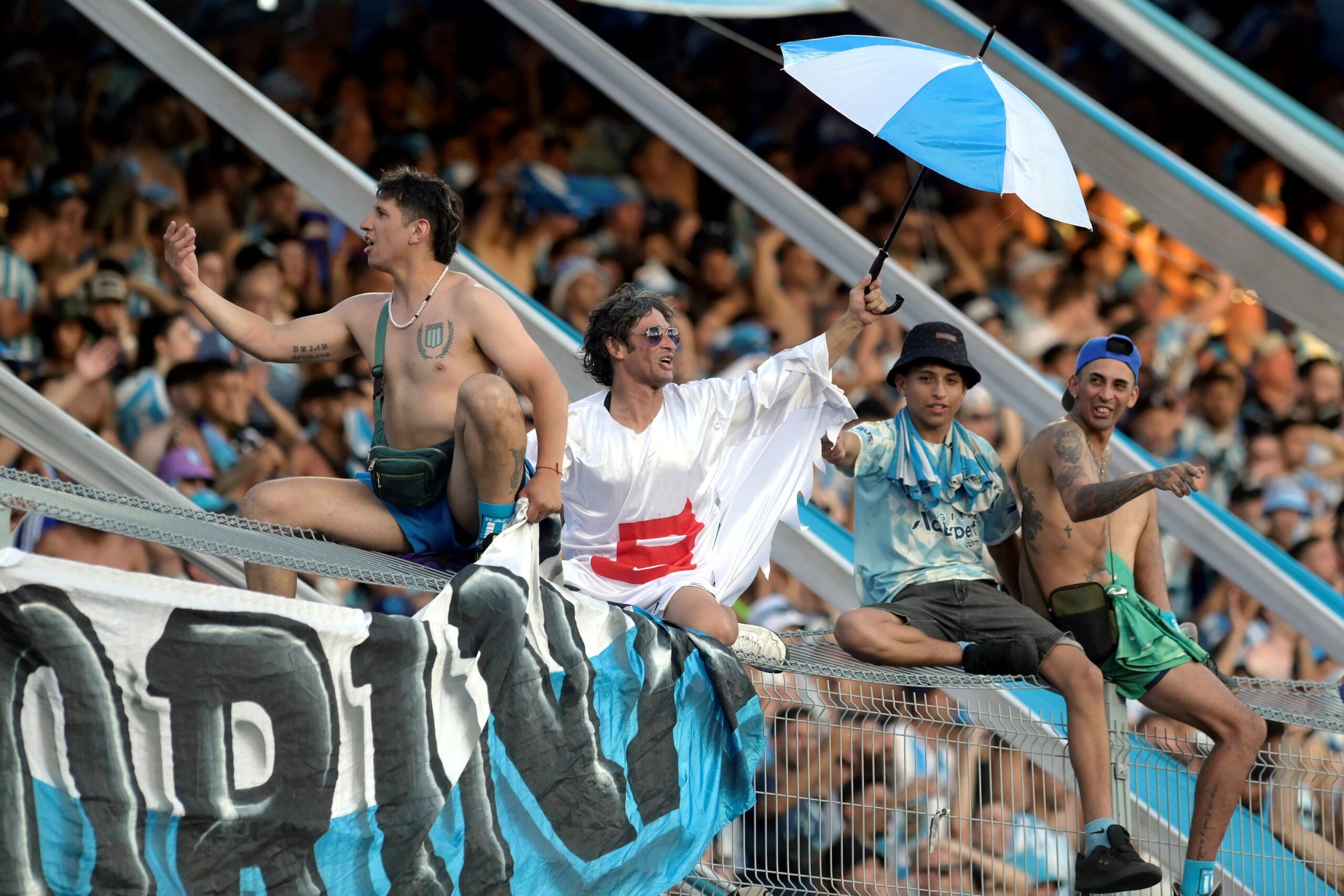 Argentina s Racing Club fans celebrate after defeating Cruzeiro of Brazil during the CONMEBOL Copa Sudamericana final, at La Nueva Olla stadium in Asuncion, Paraguay, on November 23, 2024. Racing Club becomes champion after beating Cruzeiro of Brazil 3-1. ASUNCION PARAGUAY *** Argentina s Racing Club fans celebrate after defeating Cruzeiro of Brazil during the CONMEBOL Copa Sudamericana final, at La Nueva Olla stadium in Asuncion, Paraguay, on November 23, 2024 Racing Club becomes champion after beating Cruzeiro of Brazil 3 1 ASUNCION PARAGUAY Copyright: