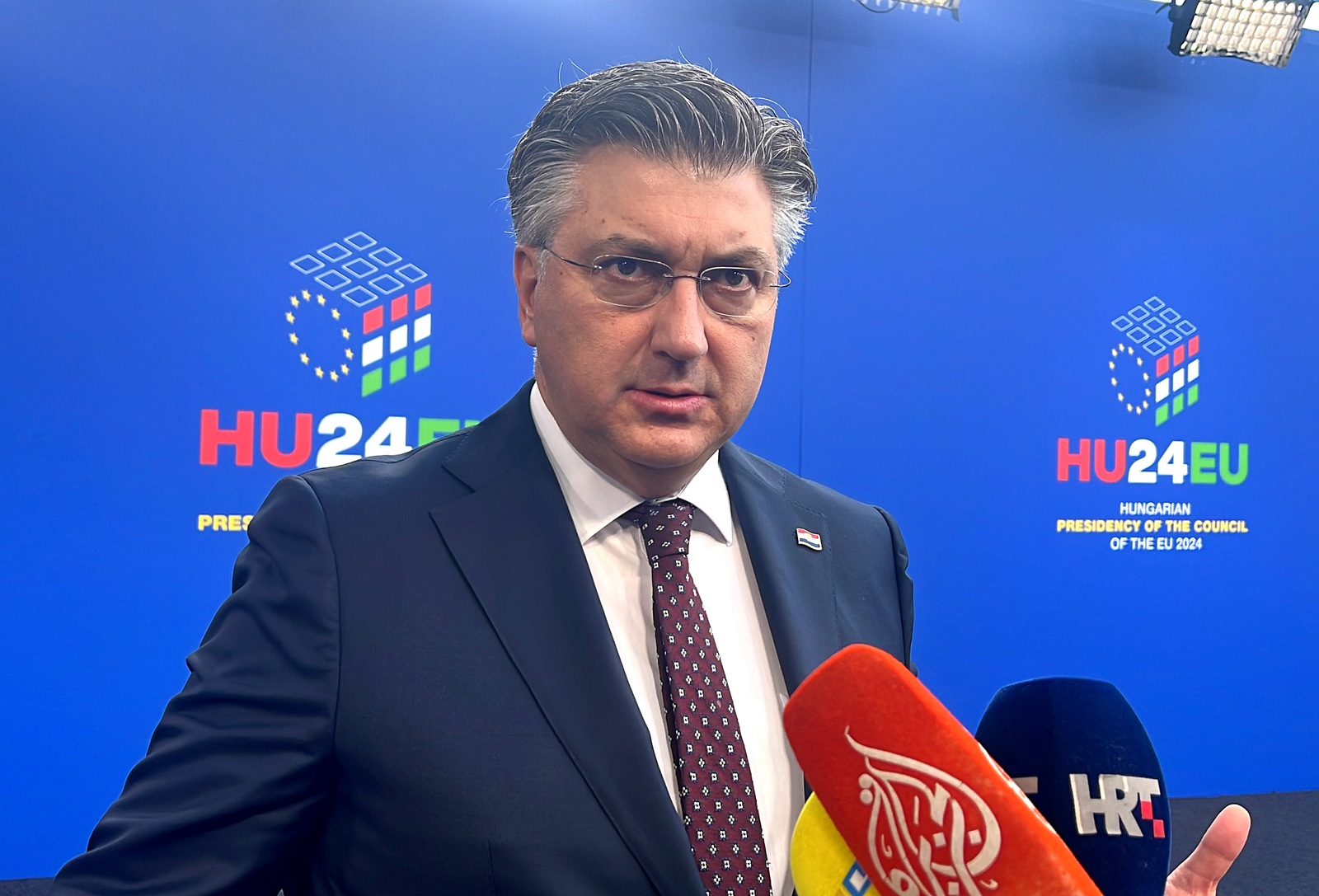 Budimpešta, 08.11.2024. - Hrvatski premijer Andrej Plenković izjavio je u petak po dolasku na neformalni samit EU-a u Budimpešti da mirovno rješenje za Ukrajinu treba podrazumijevati teritorijalnu cjelovitost zemlje i temeljna načela i vrijednosti. foto HINA/ Slavko VUKADIN/ ml