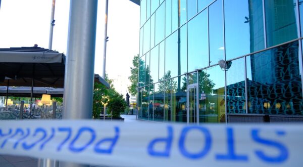 19.06.2022., Zagreb - Zaprimljena je nova dojava o bombi u trgovackom centru Avenue Mall. Posjetitelji su evakuirani, a pregled centra obavlja policija. Photo: Slaven Branislav Babic/PIXSELL