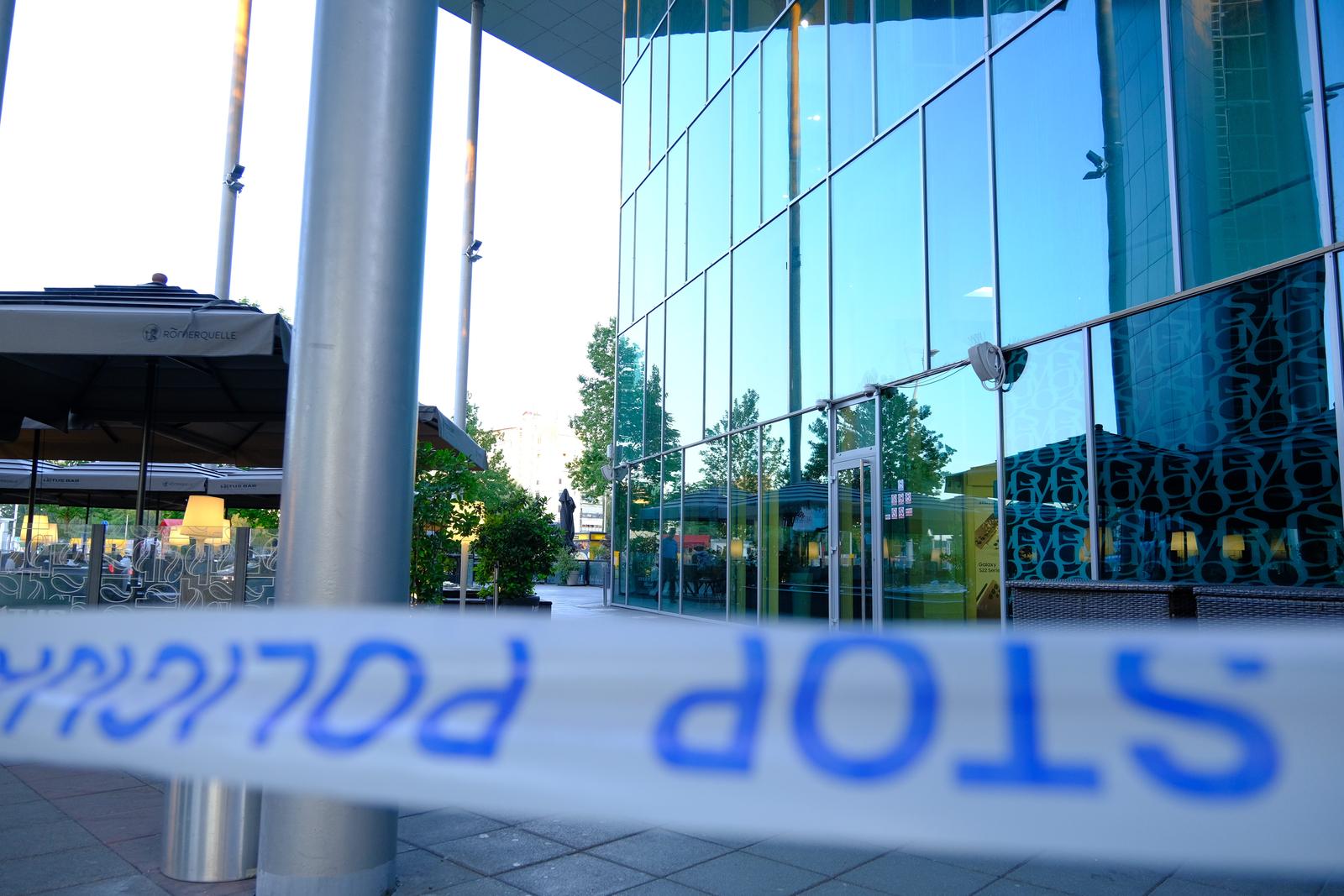 19.06.2022., Zagreb - Zaprimljena je nova dojava o bombi u trgovackom centru Avenue Mall. Posjetitelji su evakuirani, a pregled centra obavlja policija. Photo: Slaven Branislav Babic/PIXSELL