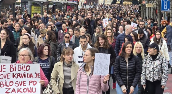 Beograd, 3.11.2024.- Tisuæe Beograðana u nedjelju su prosvjedom "Ova kap je prelila èau" zatraili ostavku ministra graðevinarstva Gorana Vesiæa i odgovornost zbog uruavanja betonske nadrenice na novosadskom eljeznièkom kolodvoru u petak, nesreæe u kojoj je poginulo 14 uglavnom mladih ljudi, a teko su ozlijeðene tri osobe. Prosvjednici su, uz povike "Ubojice, ubojice" i "Robija, robija", na trotoaru ispred zgrade ministarstva i albenog suda prolijevali crvenu boju i simbolièno ostavljili otiske aka obojanih u crveno s porukom "ruke su vam krvave". 
foto HINA/ FoNet/ Marko Dragoslaviæ/ ua