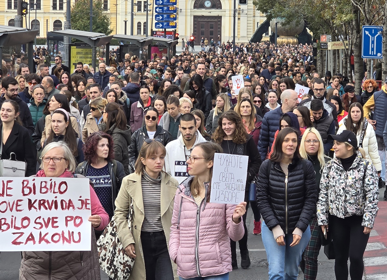 Beograd, 3.11.2024.- Tisuæe Beograðana u nedjelju su prosvjedom "Ova kap je prelila èau" zatraili ostavku ministra graðevinarstva Gorana Vesiæa i odgovornost zbog uruavanja betonske nadrenice na novosadskom eljeznièkom kolodvoru u petak, nesreæe u kojoj je poginulo 14 uglavnom mladih ljudi, a teko su ozlijeðene tri osobe. Prosvjednici su, uz povike "Ubojice, ubojice" i "Robija, robija", na trotoaru ispred zgrade ministarstva i albenog suda prolijevali crvenu boju i simbolièno ostavljili otiske aka obojanih u crveno s porukom "ruke su vam krvave". 
foto HINA/ FoNet/ Marko Dragoslaviæ/ ua