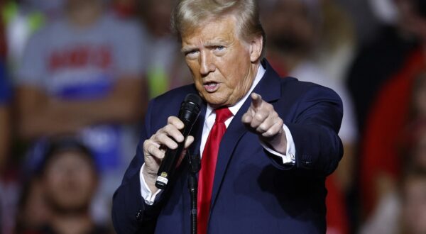 Former US President and Republican presidential candidate Donald Trump gestures as he speaks at a campaign rally at the Fiserv Forum in Milwaukee, Wisconsin, November 1, 2024.,Image: 929284225, License: Rights-managed, Restrictions: , Model Release: no, Credit line: KAMIL KRZACZYNSKI / AFP / Profimedia