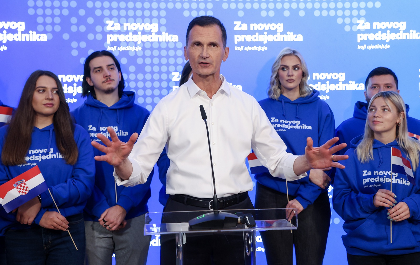 Zagreb, 13.11.2024 - Kandidat za predsjednika Republike Hrvatske Dragan Primorac održao je  konferenciju za novinare na kojoj je predstavio slogan kampanje za nadolazeće predsjedničke izbore “Za novog predsjednika koji ujedinjuje”. Na slici Dragan Primorac.
foto HINA/ Damir SENČAR/ ds