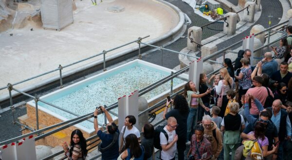 Fontana di Trevi vuota e il comune mette una vasca per buttare le monetine. Nella foto la fontana vuota e la vasca con l’acqua per buttare le monetine.Giovedì 31 Ottobre 2024 ()

Fontana di Trevi vuota e il comune mette una vasca per buttare le monetine. Nella foto la fontana vuota e la vasca con l’acqua per buttare le monetine.Giovedì 31 Ottobre 2024 (),Image: 928742127, License: Rights-managed, Restrictions: , Model Release: no, Credit line: Valentina Stefanelli / LaPresse / Profimedia