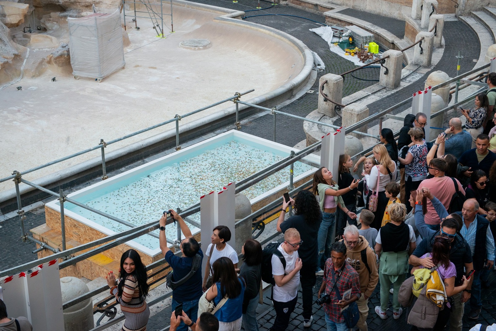 Fontana di Trevi vuota e il comune mette una vasca per buttare le monetine. Nella foto la fontana vuota e la vasca con l’acqua per buttare le monetine.Giovedì 31 Ottobre 2024 ()

Fontana di Trevi vuota e il comune mette una vasca per buttare le monetine. Nella foto la fontana vuota e la vasca con l’acqua per buttare le monetine.Giovedì 31 Ottobre 2024 (),Image: 928742127, License: Rights-managed, Restrictions: , Model Release: no, Credit line: Valentina Stefanelli / LaPresse / Profimedia