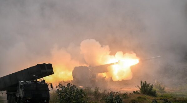 Members of the US military launch the M142 High Mobility Artillery Rocket Systems (HIMARS) during the Super Garuda Shield 2024 joint military exercise including Indonesia, Japan, Singapore, Australia, Britain and the US in Situbondo, East Java on September 6, 2024.,Image: 905202751, License: Rights-managed, Restrictions: , Model Release: no, Credit line: JUNI KRISWANTO / AFP / Profimedia