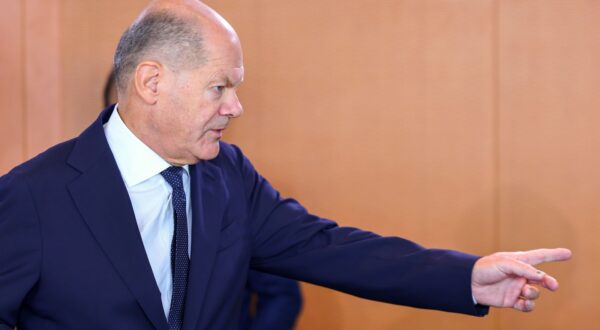 epa11650469 German Chancellor Olaf Scholz attends the weekly cabinet meeting of the German government at the Chancellery in Berlin, Germany, 09 October 2024.  EPA/HANNIBAL HANSCHKE