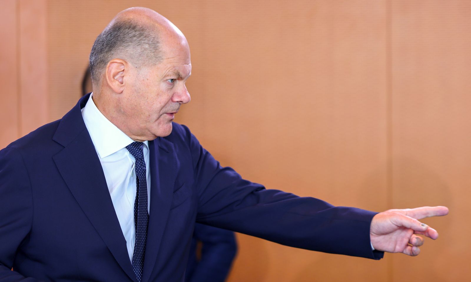 epa11650469 German Chancellor Olaf Scholz attends the weekly cabinet meeting of the German government at the Chancellery in Berlin, Germany, 09 October 2024.  EPA/HANNIBAL HANSCHKE