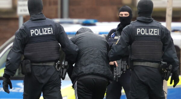 epa11671134 Federal Police officers lead the arrested Libyan suspect Omar A. (C) from a helicopter for his arraignment at the Federal Supreme Court (BGH) in Karlsruhe, Germany, 20 October 2024. According to the Federal Public Prosecutor General's Office, Omar A. is a supporter of the terrorist organization IS. Since October 2024, he intended to carry out a high-profile attack with firearms on the Israeli Embassy in Berlin. To plan the attack, the accused exchanged information with a member of the IS via a messenger chat.  EPA/RONALD WITTEK