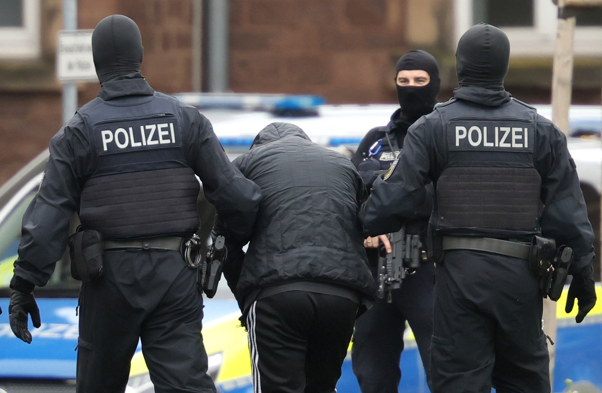 epa11671134 Federal Police officers lead the arrested Libyan suspect Omar A. (C) from a helicopter for his arraignment at the Federal Supreme Court (BGH) in Karlsruhe, Germany, 20 October 2024. According to the Federal Public Prosecutor General's Office, Omar A. is a supporter of the terrorist organization IS. Since October 2024, he intended to carry out a high-profile attack with firearms on the Israeli Embassy in Berlin. To plan the attack, the accused exchanged information with a member of the IS via a messenger chat.  EPA/RONALD WITTEK