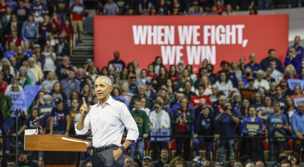 epa11676325 Former US President Barack Obama speaks during a campaign rally at Veterans Memorial Coliseum in Madison, Wisconsin, USA, 22 October 2024. Obama was with Minnesota Governor and Democratic vice presidential candidate Tim Walz at the event. Today is the first day of early voting in this year’s election in Wisconsin.  EPA/JEFFERY PHELPS