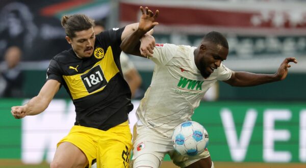 epa11684962 Ogochukwu Frank Onyeka of Augsburg (R) in action against Marcel Sabitzer of Dortmund (L) during the German Bundesliga soccer match between FC Augsburg and Borussia Dortmund in Augsburg, Germany, 26 October 2024.  EPA/RONALD WITTEK CONDITIONS - ATTENTION: The DFL regulations prohibit any use of photographs as image sequences and/or quasi-video.