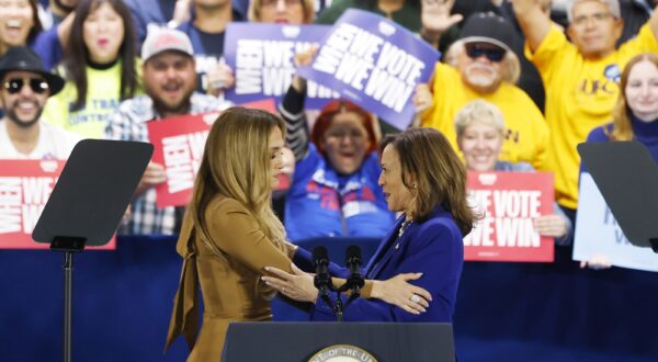 epaselect epa11695360 Democratic presidential candidate US Vice President Kamala Harris (R) is introduced by actor and singer Jennifer Lopez (L) during a campaign rally at Craig Ranch Regional Park in North Las Vegas, Nevada, USA, 31 October 2024.  EPA/BIZUAYEHU TESFAYE