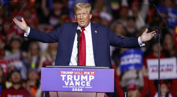 epa11696816 Republican presidential candidate Donald J. Trump speaks during a campaign event at Fiserv forum in Milwaukee, Wisconsin, USA, 01 November 2024. Trump is running against Democratic presidential candidate US Vice President Kamala Harris and the United States will hold its election on 05 November 2024.  EPA/JEFFREY PHELPS