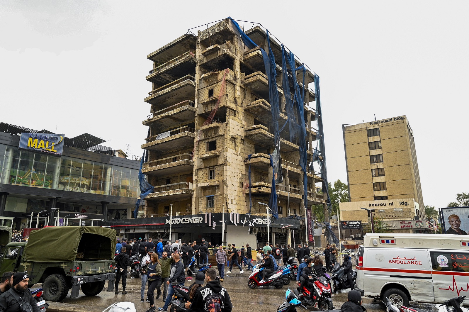 epa11697444 Lebanese army and people gather in front of a damaged building following an Israeli military strike in Hadath in Beirut's southern suburbs, Lebanon, 02 Novmber 2024. The Lebanese Ministry of Health has reported that at least ten people sustained injuries due to an Israeli military strike aimed at the Al Hadath area. According to the Lebanese Ministry of Health, more than 2,800 people have been killed and over 13,000 others injured in Lebanon since the escalation in hostilities between Israel and Hezbollah.  EPA/WAEL HAMZEH