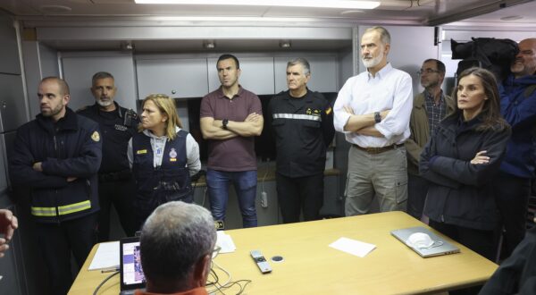 epa11698630 A handout photo made available by the Spanish Royal Household shows Spain's King Felipe (2-R) and Queen Letizia (R) visit the control station for the floods in Valencia, eastern Spain, 03 November 2024. Felipe and Letizia will visit the towns of Paiporta and Chiva, two of the most affected by the flash floods in the province of Valencia, to give their condolences and affection to the victims.  EPA/CASA DE S.M. EL REY / JOSE JIMEN HANDOUT IMAGE TO BE USED ONLY IN RELATION TO THE STATED EVENT (MANDATORY CREDIT)HANDOUT EDITORIAL USE ONLY/NO SALES