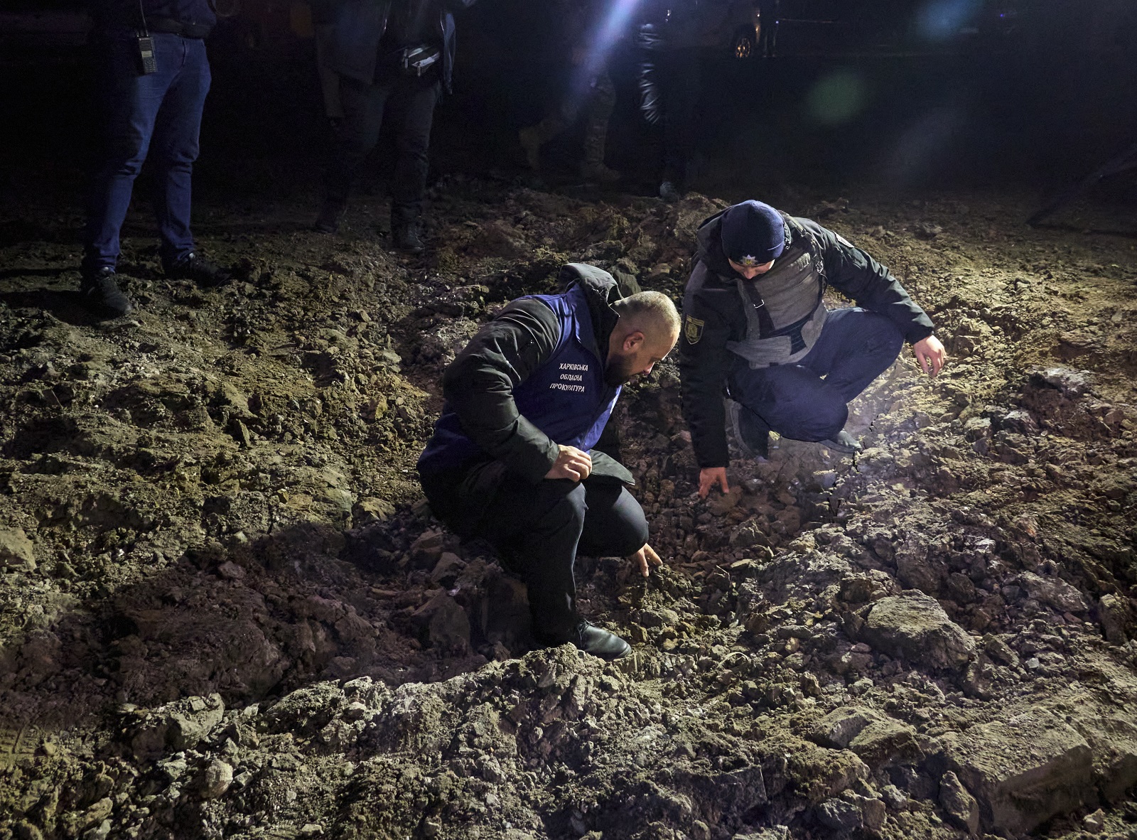 epa11700317 Experts inspect the site of a Russian glide bomb strike on a residential area in Kharkiv, Ukraine, early 04 November 2024, amid the Russian invasion. At least 14 people were injured as a result of a glide bomb attack on a supermarket in Kharkiv according to Ukraine’s National Police.  EPA/SERGEY KOZLOV