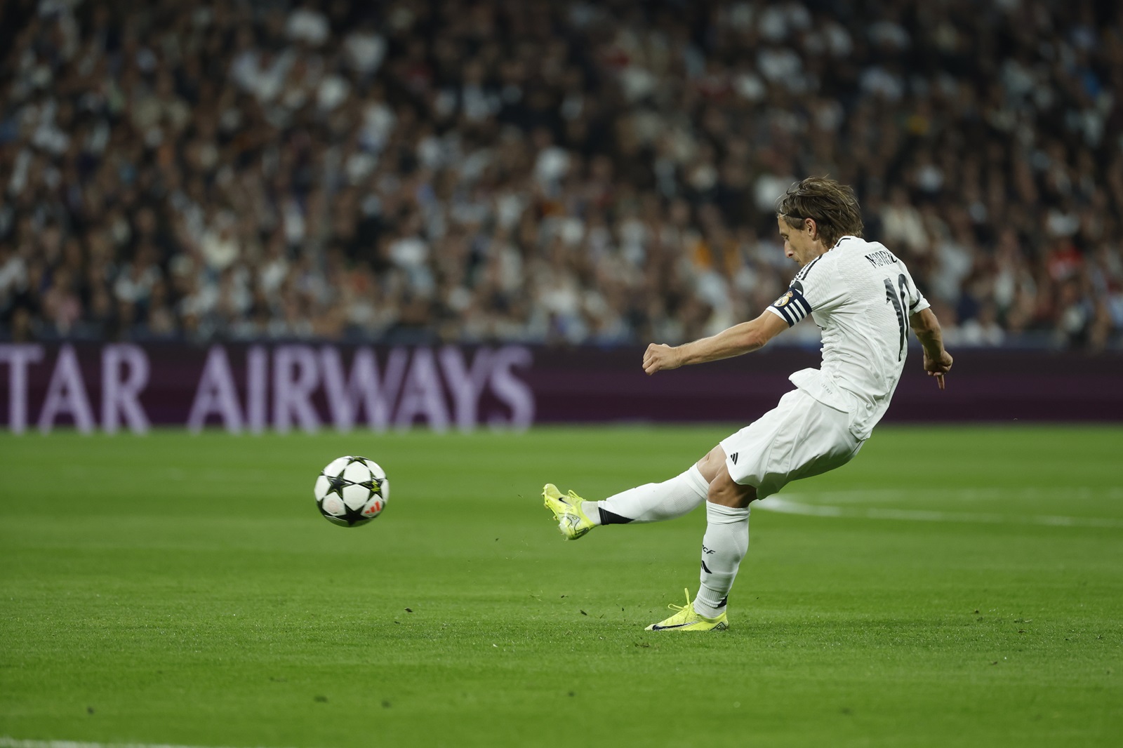 epa11703602 Real Madrid's Luka Modric warms up ahead of the UEFA Champions League soccer match between Real Madrid and AC Milan, in Madrid, Spain, 05 November 2024.  EPA/JUANJO MARTIN (es-ES)