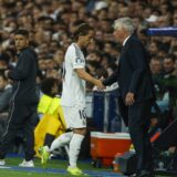 epa11703895 Real Madrid's head coach Carlo Ancelotti (R) greets player Luka Modric (C) during the UEFA Champions League soccer match between Real Madrid and AC Milan, in Madrid, Spain, 05 November 2024.  EPA/JUANJO MARTIN