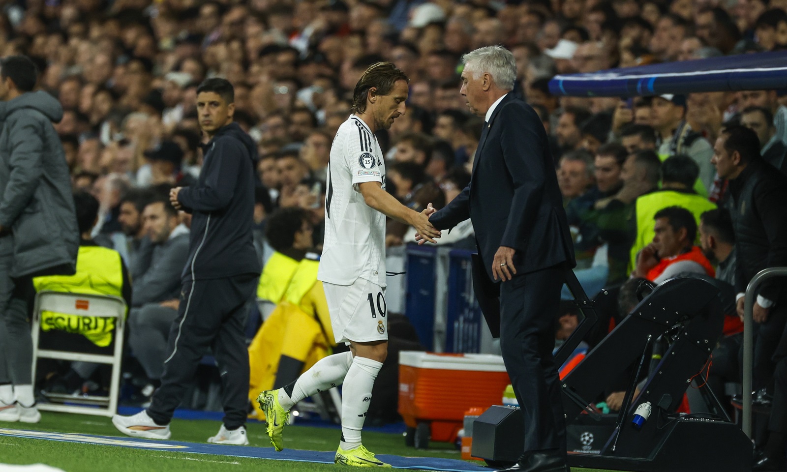 epa11703895 Real Madrid's head coach Carlo Ancelotti (R) greets player Luka Modric (C) during the UEFA Champions League soccer match between Real Madrid and AC Milan, in Madrid, Spain, 05 November 2024.  EPA/JUANJO MARTIN