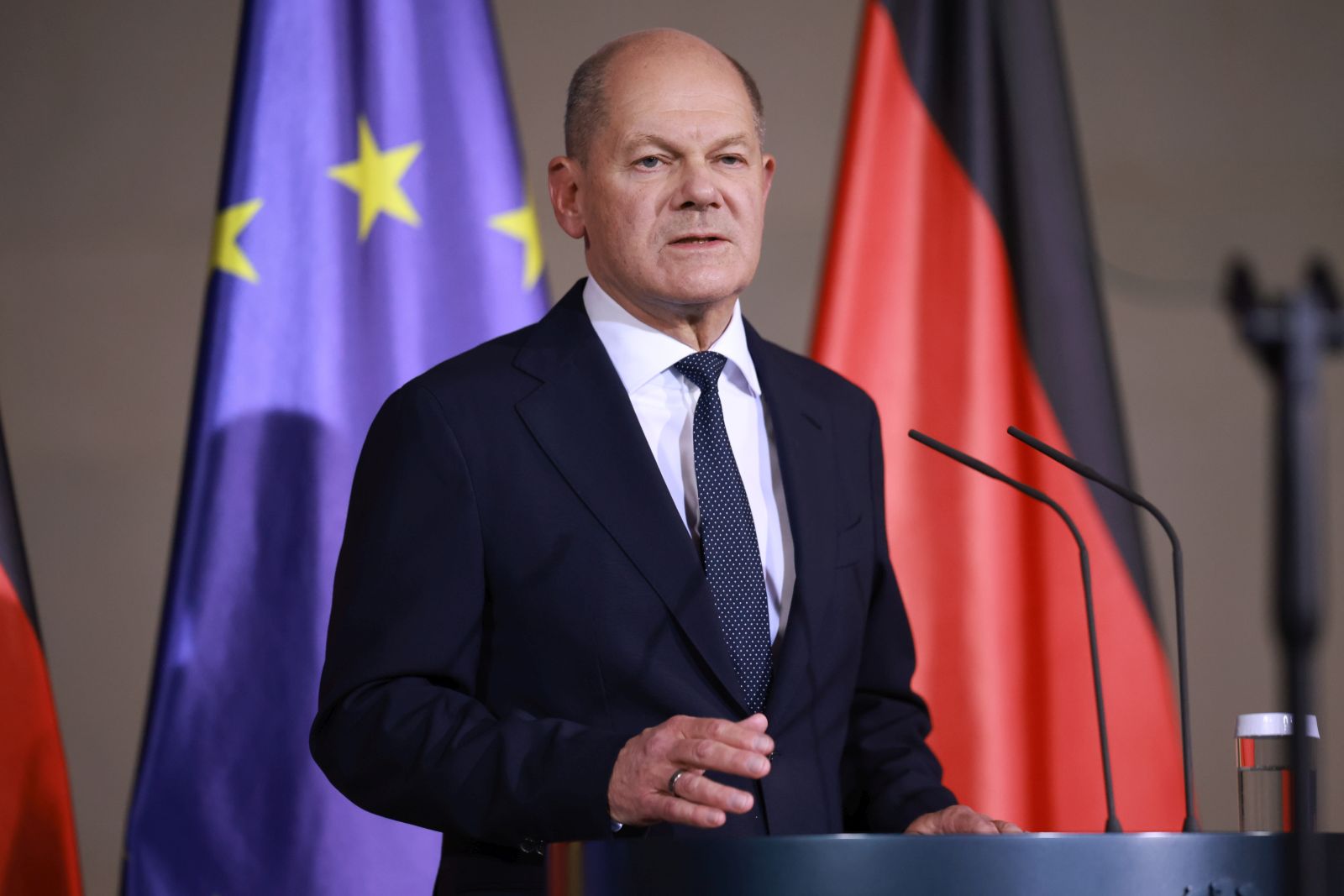 epa11706114 German Chancellor Olaf Scholz addresses the media at the Chancellery in Berlin, Germany, 06 November 2024. The German chancellor announced the dismissal of German Finance Minister Christian Lindner in the course of ongoing consultations between parts of the so-called traffic light coalition of SPD, Greens and FDP.  EPA/CLEMENS BILAN