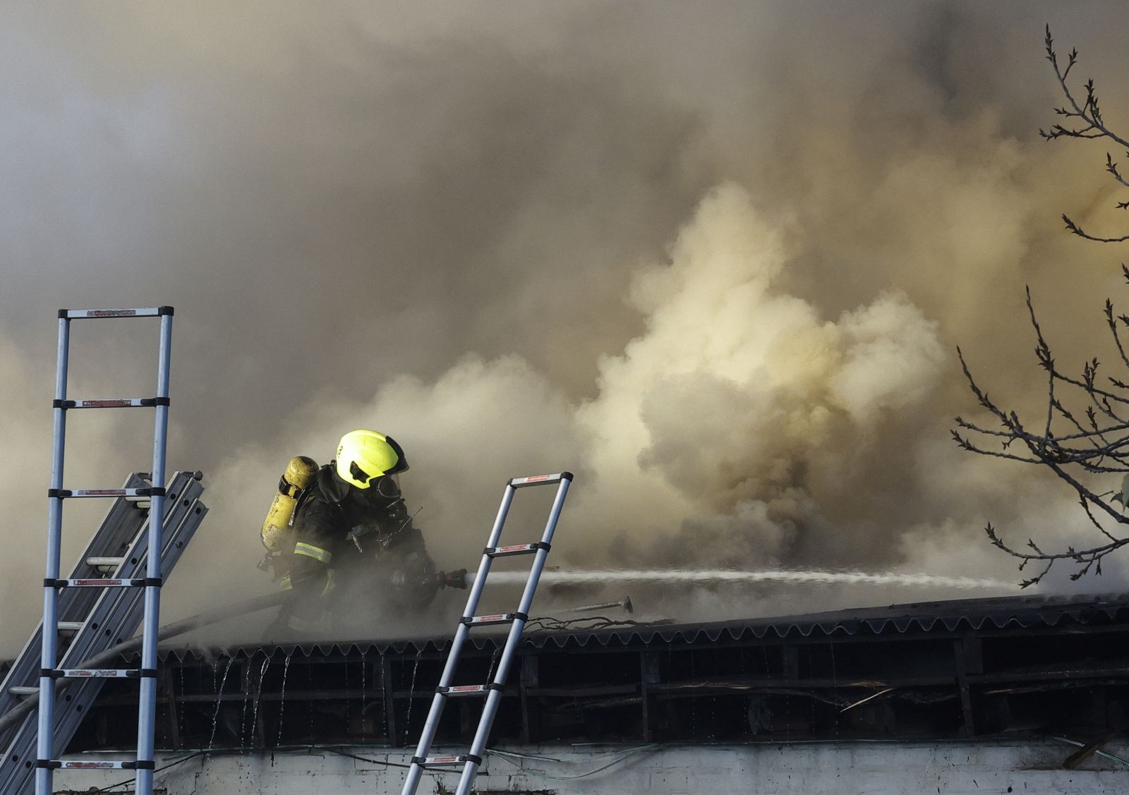 epa11706970 Ukrainian rescuers work at the site of a drone attack on a storage facility in a residential area in Kyiv, Ukraine, 07 November 2024, amid the ongoing Russian invasion. The brought-down drones debris fell in five different districts of Kyiv following an overnight attack, in which at least one person was injured, according to the State Emergency Service of Ukraine (SESU) report. Russian troops on 24 February 2022 entered Ukrainian territory, starting a conflict that has provoked destruction and a humanitarian crisis.  EPA/SERGEY DOLZHENKO