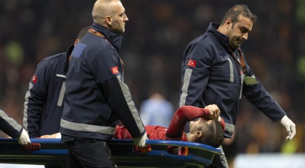 epa11708170 Medics carry Mauro Icardi of Galatasaray after an injury during the UEFA Europa League match between Galatasaray SK and Tottenham Hotspur in Istanbul, Turkey, 07 November 2024.  EPA/TOLGA BOZOGLU