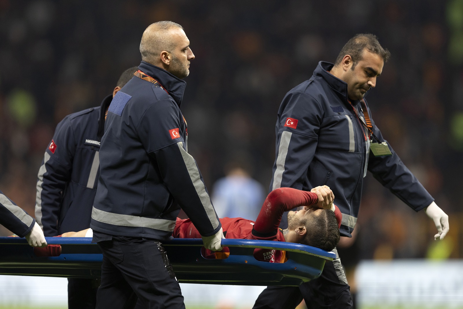 epa11708170 Medics carry Mauro Icardi of Galatasaray after an injury during the UEFA Europa League match between Galatasaray SK and Tottenham Hotspur in Istanbul, Turkey, 07 November 2024.  EPA/TOLGA BOZOGLU