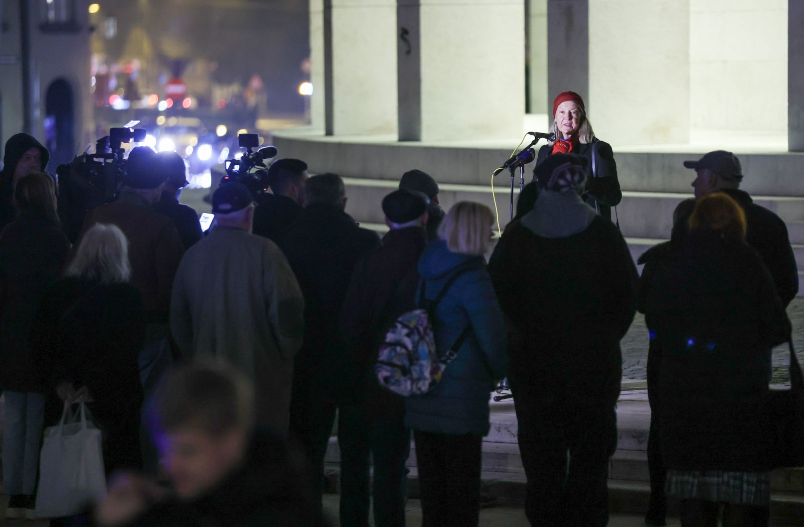 Zagreb, 09.11.2024 - Antifašistička liga RH organizirla je skup sjećanja na Kristalnu noć, pogrom nad Židovima u nacističkoj Njemačkoj i Austriji koji se dogodio 9. i 10. studenog 1938. godine. Na slici Vesna Teršelić.
foto HINA/ Damir SENČAR/ ds