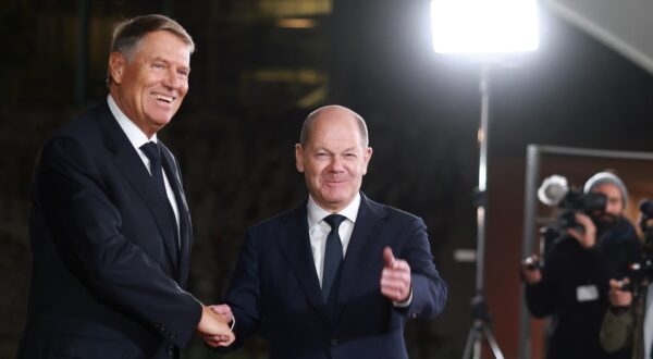 epa11722869 German Chancellor Olaf Scholz (C) welcomes Romanian President Klaus Iohannis (L), at the Chancellery in Berlin, Germany, 15 November 2024. German Chancellor Olaf Scholz and Romanian President Klaus Iohannis met for bilateral talks.  EPA/CLEMENS BILAN